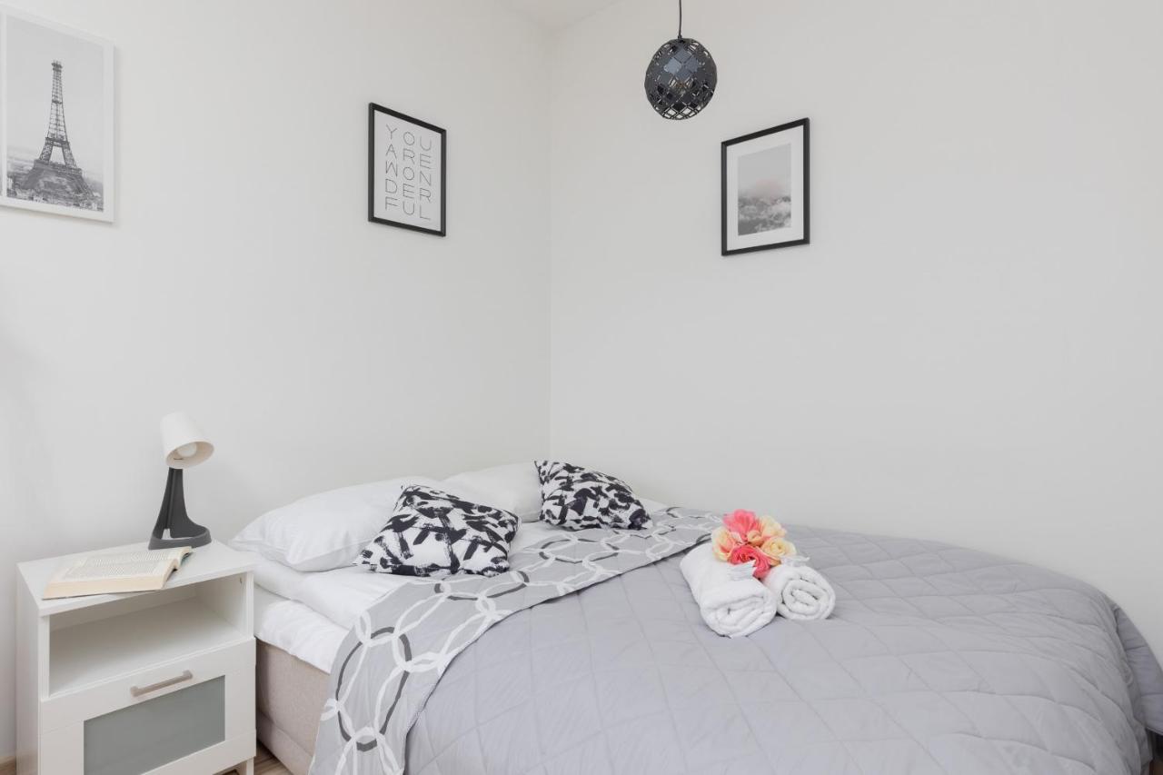 Metro Kabaty Lovely Studio Apartment By Noclegi Renters Varsóvia Exterior foto